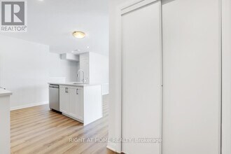 1031 Creekway Private in Ottawa, ON - Building Photo - Building Photo
