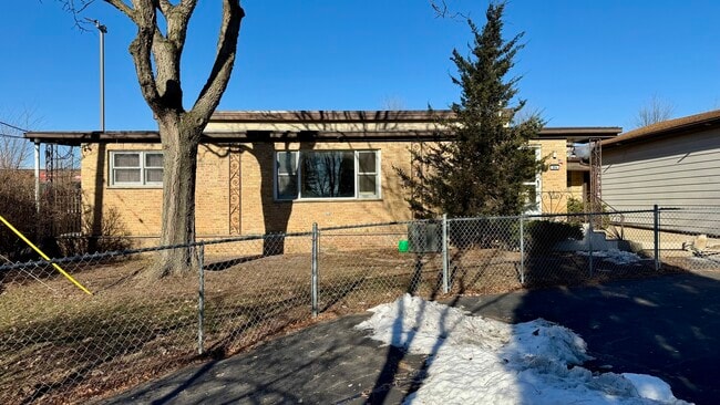 304 E Hawthorne Dr in Round Lake Beach, IL - Building Photo - Building Photo