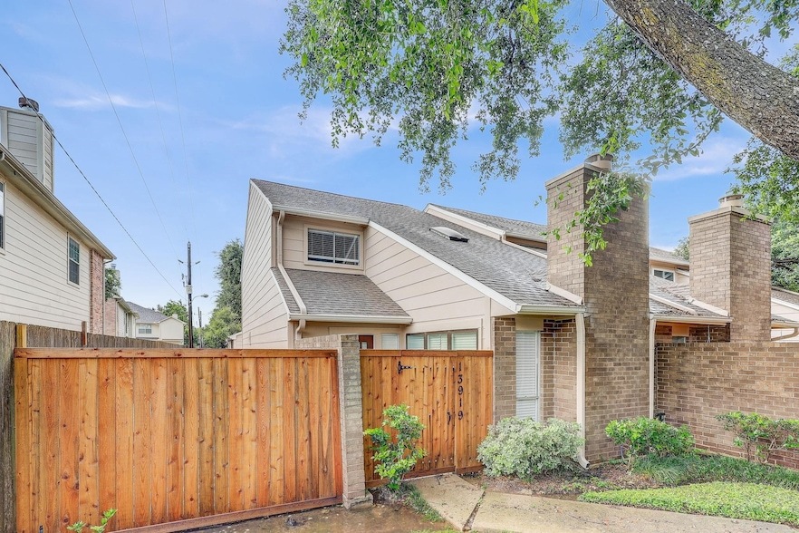 13919 Hollowgreen Dr in Houston, TX - Building Photo