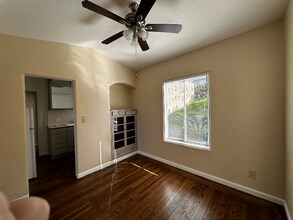 2215 Carroll St, Unit 202 in Oakland, CA - Building Photo - Building Photo