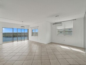 300 Bayview Dr in Sunny Isles Beach, FL - Building Photo - Building Photo