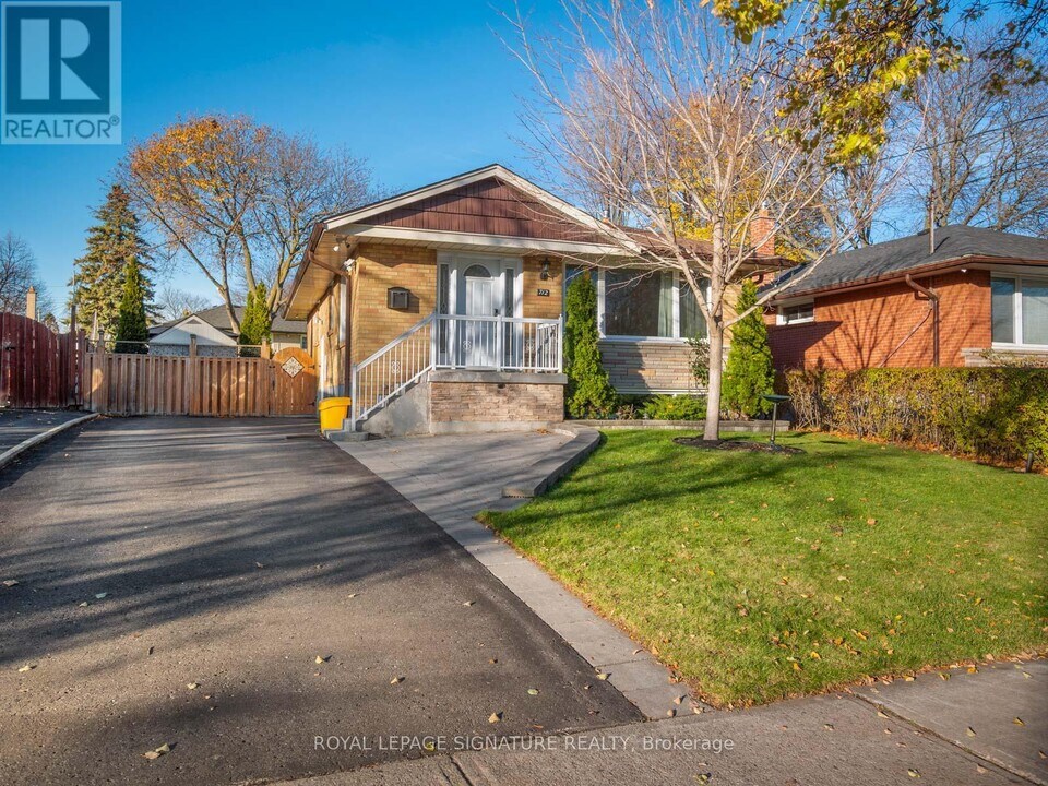 712 Brimorton Dr in Toronto, ON - Building Photo