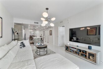 460 NE 28th St, Unit 2103 in Miami, FL - Building Photo - Building Photo