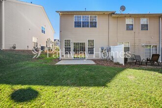 4922 Vireo Dr in Flowery Branch, GA - Foto de edificio - Building Photo