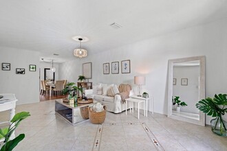 1369 Riverside Cir in Wellington, FL - Building Photo - Building Photo