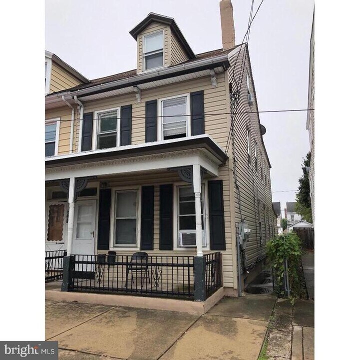 360 Lafayette St in Bristol, PA - Building Photo