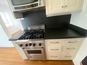 2958 Exposition Blvd, Unit #1 in Santa Monica, CA - Building Photo - Building Photo