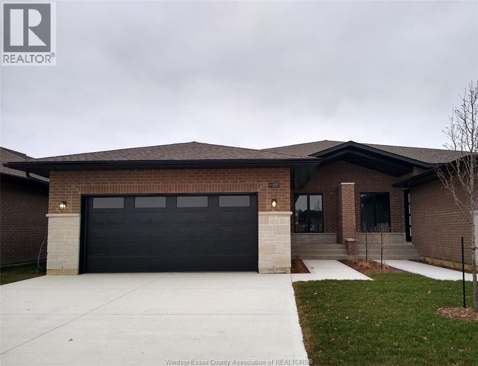 622 LilyMac Blvd in Windsor, ON - Building Photo