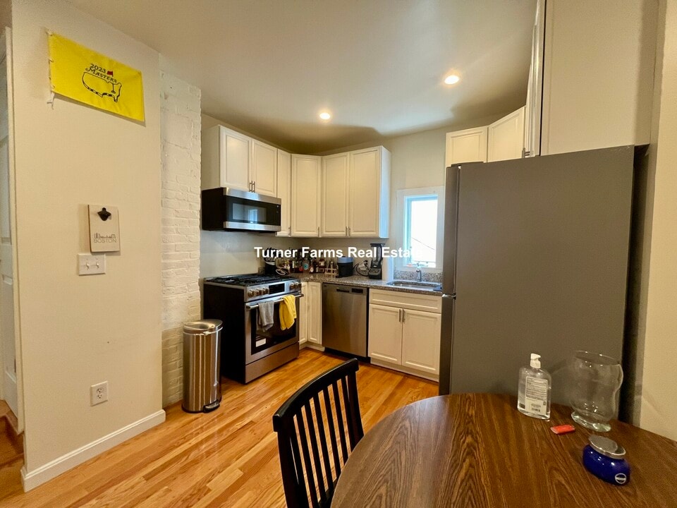 525 E 3rd St, Unit 2R in Boston, MA - Foto de edificio