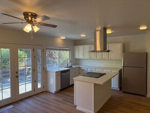 162 Michele Cir in Novato, CA - Building Photo - Building Photo