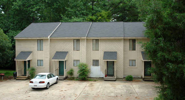 900 Hearthridge Rd in Raleigh, NC - Foto de edificio - Building Photo