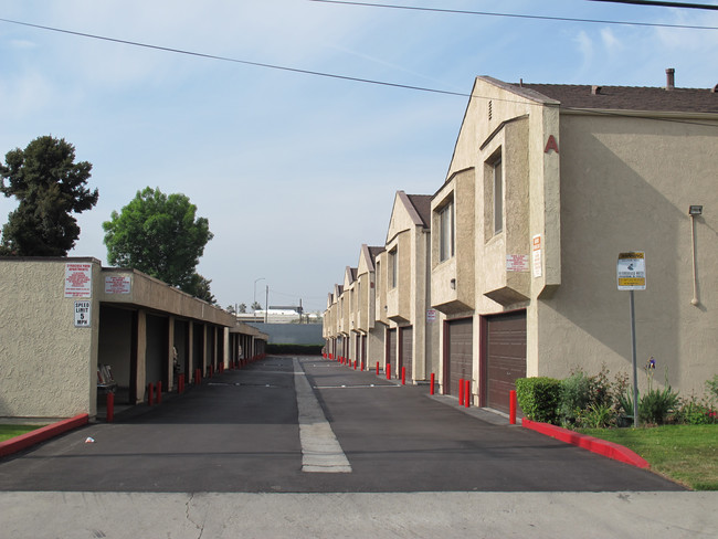 Syracuse Park Apartments in Baldwin Park, CA - Foto de edificio - Building Photo