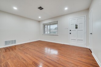 13809 Janwood Ln in Farmers Branch, TX - Foto de edificio - Building Photo