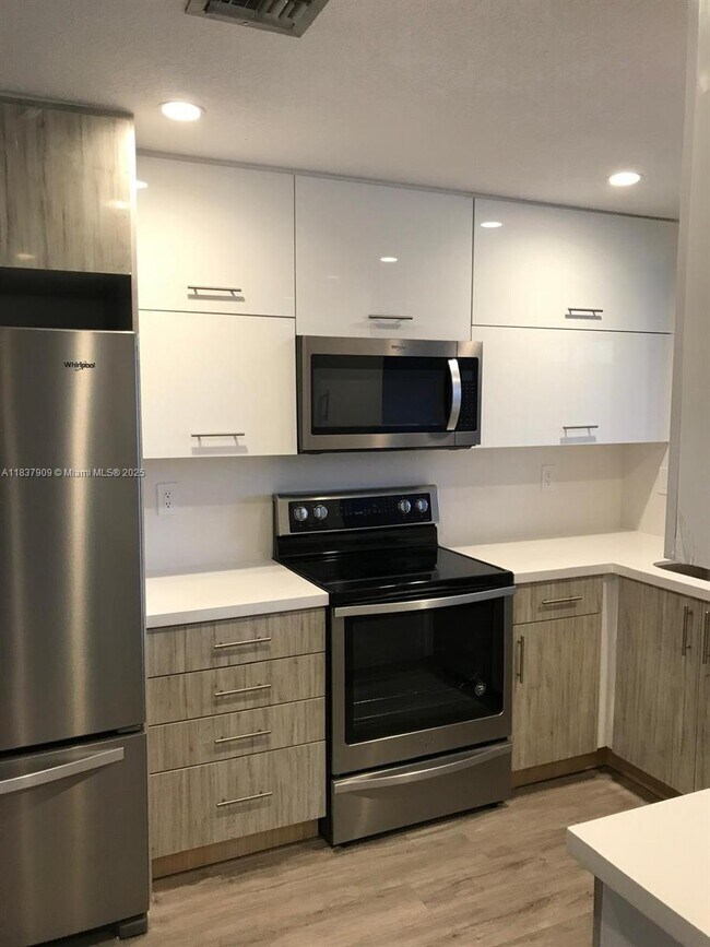 3945 Adra Ave in Doral, FL - Building Photo - Building Photo