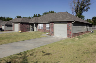 Hamilton Crossing Apartments in Catoosa, OK - Foto de edificio - Building Photo