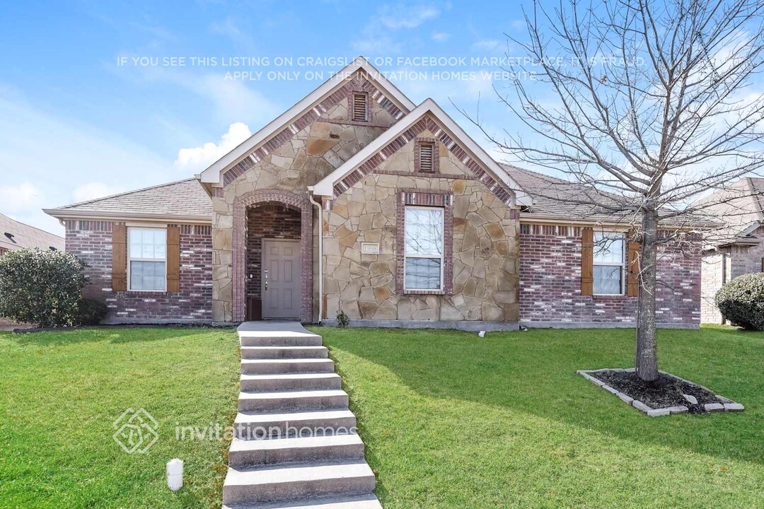 1958 Rainwater Way in Lancaster, TX - Foto de edificio