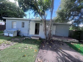 1385 NE 129th St in North Miami, FL - Building Photo - Building Photo