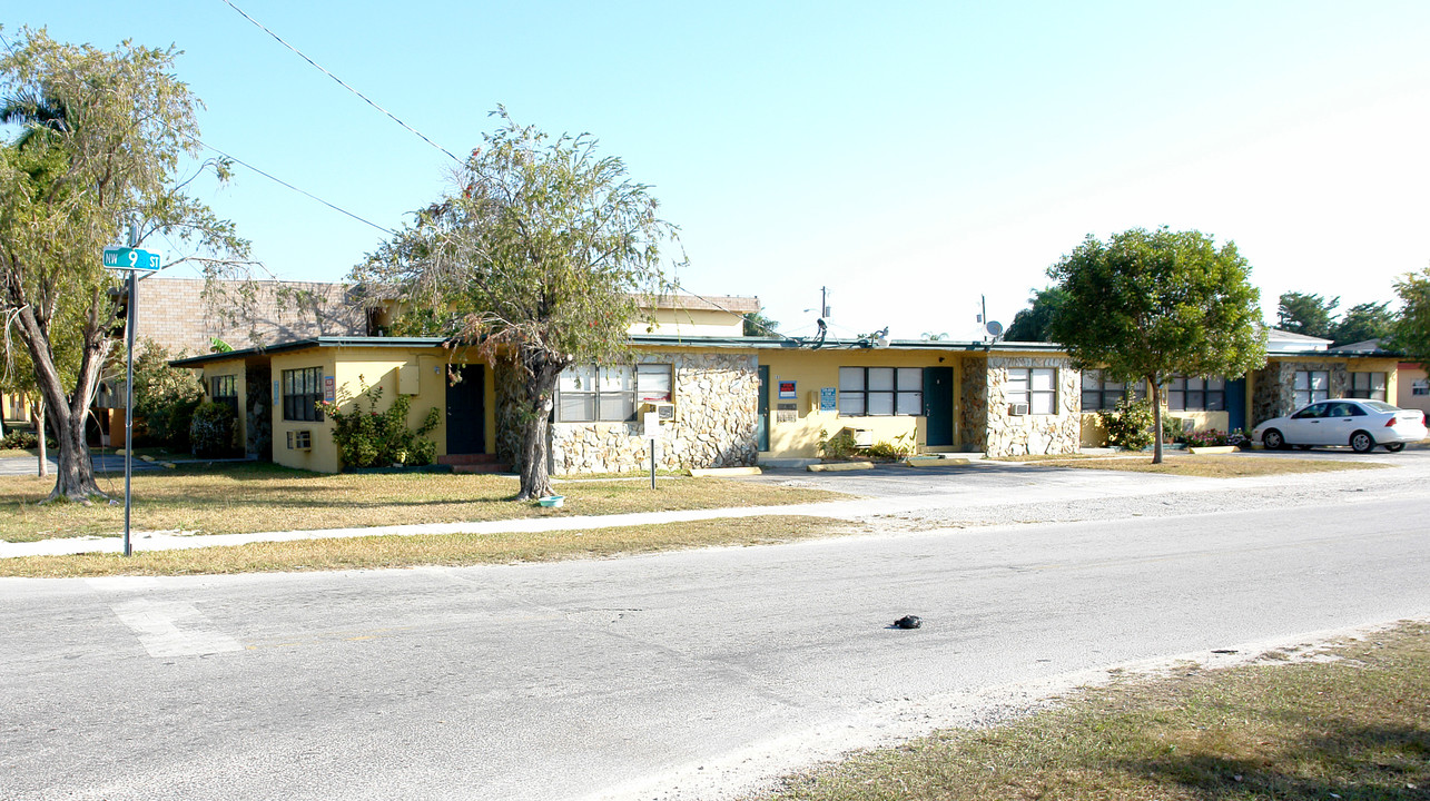 183 NW 9th St in Homestead, FL - Foto de edificio