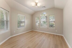 99 E Foxbriar Forest Cir in Spring, TX - Building Photo