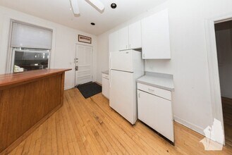 2318 N Southport Ave in Chicago, IL - Foto de edificio - Building Photo