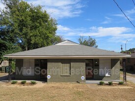 1048 University St in Memphis, TN - Building Photo