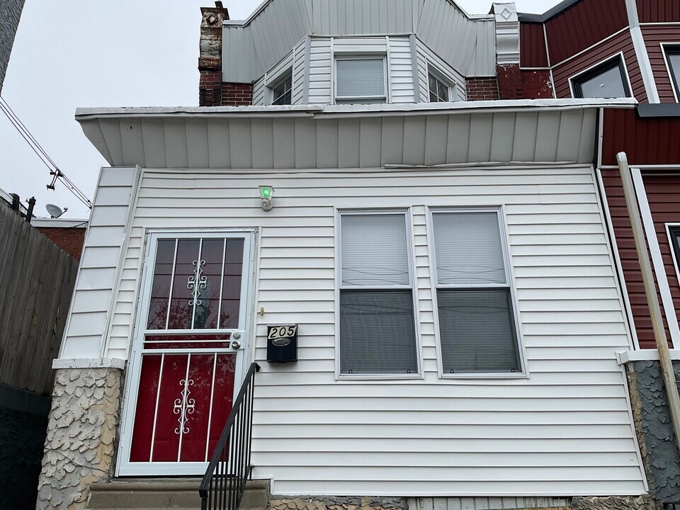 205 S 58th St in Philadelphia, PA - Building Photo