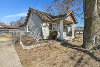 17511 Castle St in Roseville, MI - Building Photo - Building Photo