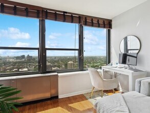 1560 N Sandburg Ter, Unit 3007 in Chicago, IL - Building Photo - Building Photo