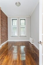 321 E 10th St, Unit 1E in New York, NY - Building Photo - Building Photo
