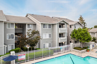 Chelsea Court Apartments in Santa Ana, CA - Foto de edificio - Building Photo