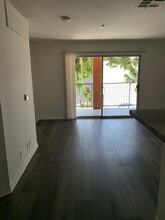 1200 Mansfield N Ave, Unit 104 in Los Angeles, CA - Foto de edificio - Building Photo