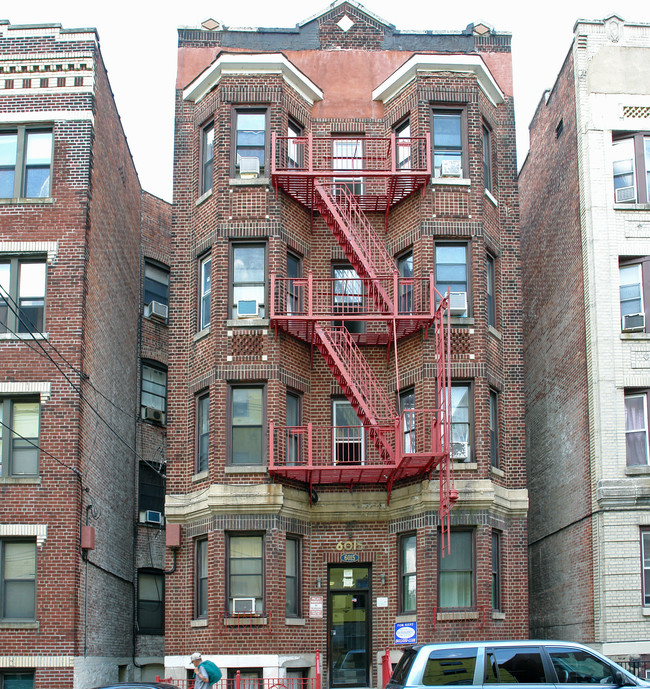 6015 Hudson Ave in West New York, NJ - Building Photo - Building Photo