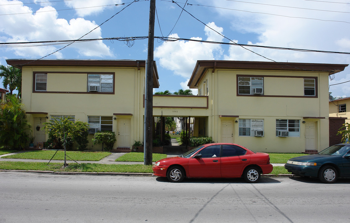 Apartamentos Valencia in Miami, FL - Building Photo