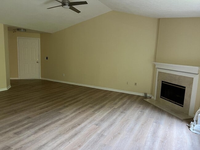 1468 Taramore Dr, Unit 302 in Florence, KY - Building Photo - Building Photo