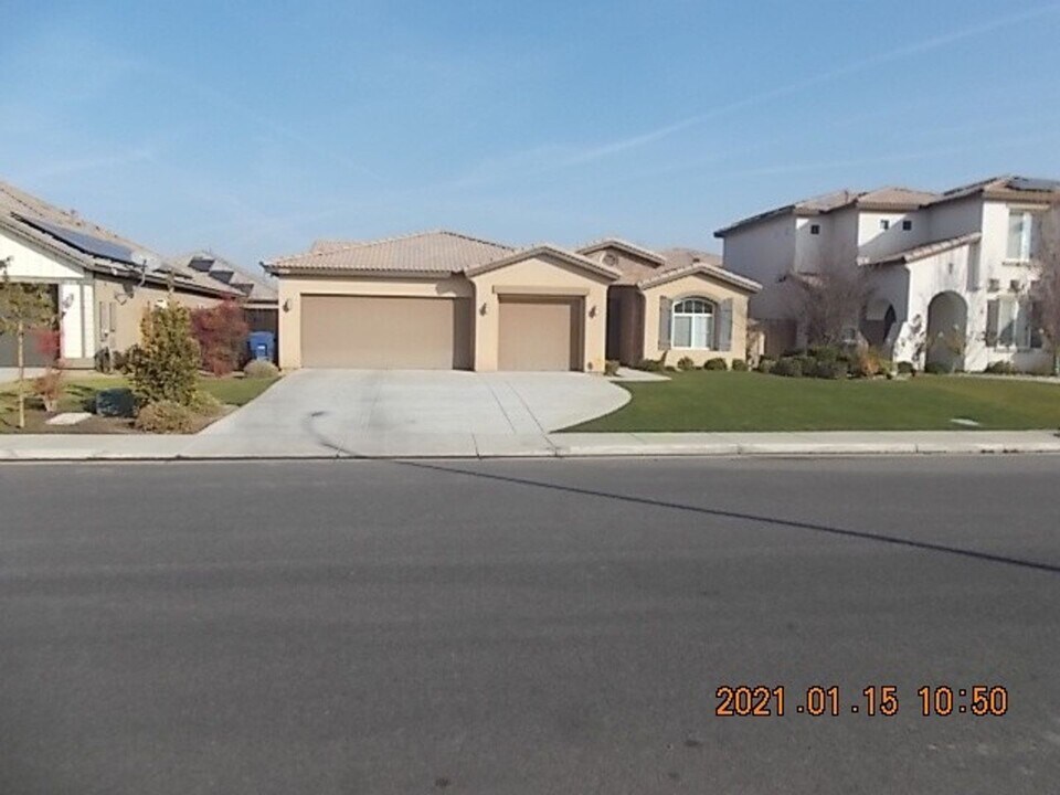 9214 Wolf River Ave in Bakersfield, CA - Building Photo