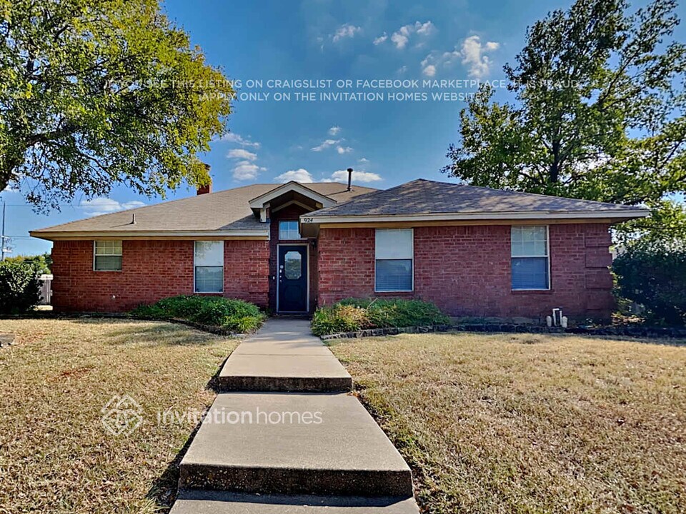 924 Teakwood Ln in Desoto, TX - Building Photo