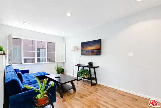 137 Rexford Dr-Unit -1/4 upper in Beverly Hills, CA - Building Photo - Building Photo