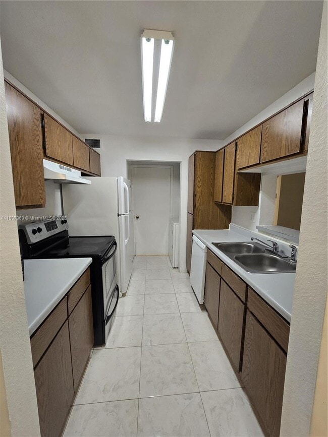 4040 NW 87th Ave in Sunrise, FL - Building Photo - Building Photo