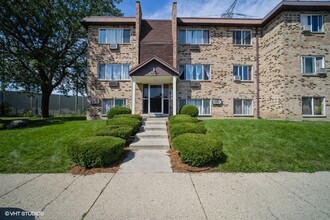 1747 W Chariot Ct in Mount Prospect, IL - Building Photo - Building Photo