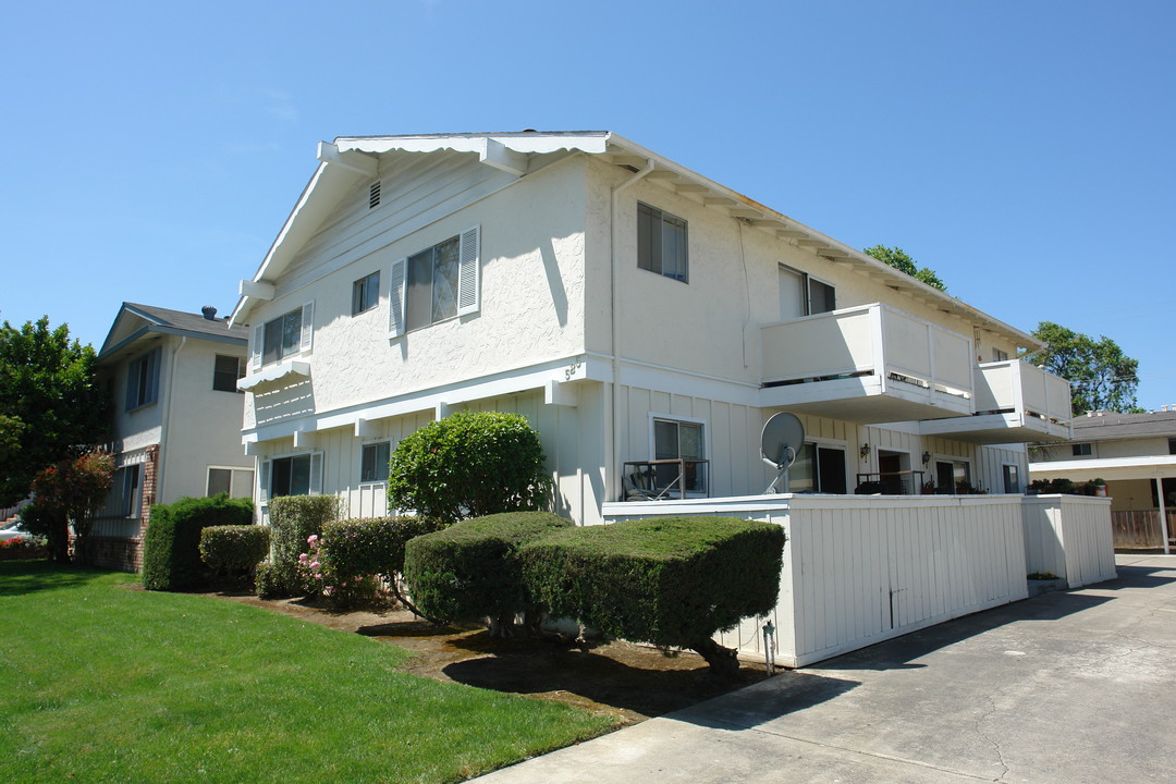 525 Northlake Dr in San Jose, CA - Building Photo