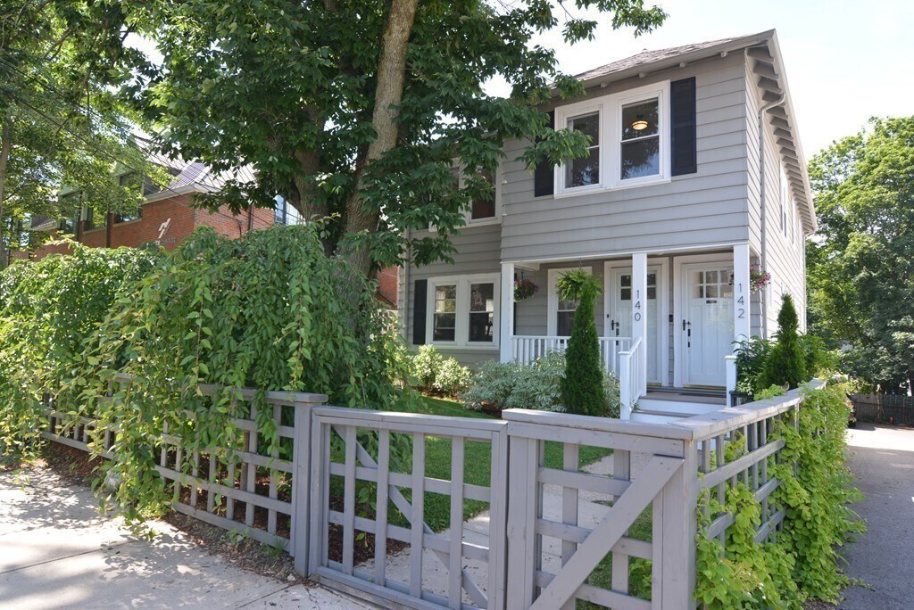 142 Trapelo Rd in Belmont, MA - Building Photo
