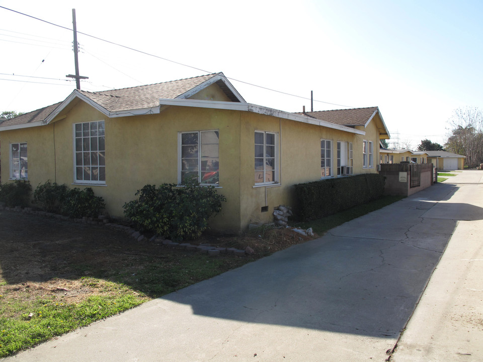 9960-9964 Ramona St in Bellflower, CA - Building Photo