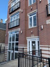 2327 S Sawyer Ave, Unit 1st floor B in Chicago, IL - Building Photo - Building Photo