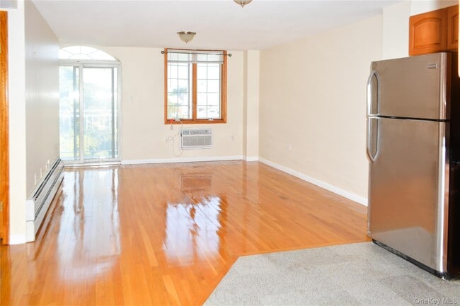 33-04 214th Pl in Queens, NY - Building Photo - Building Photo