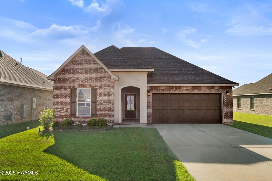 120 Sugar Crest Dr in Youngsville, LA - Building Photo