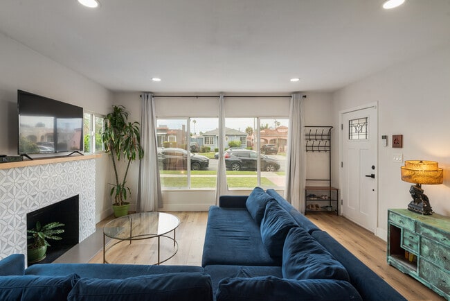 8936 S Manhattan Pl in Los Angeles, CA - Building Photo - Building Photo