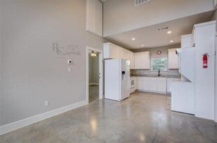 703 Maple St in Commerce, TX - Building Photo