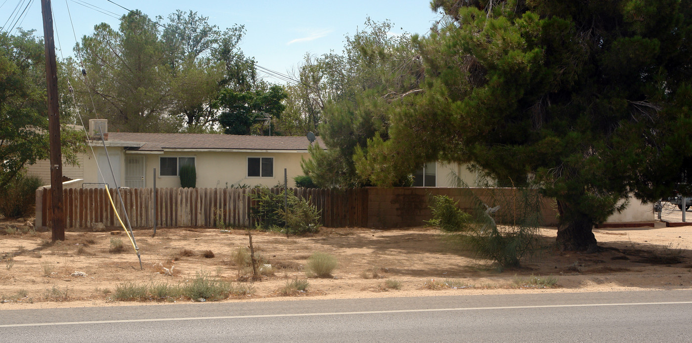 12623 Kiowa Rd in Apple Valley, CA - Foto de edificio