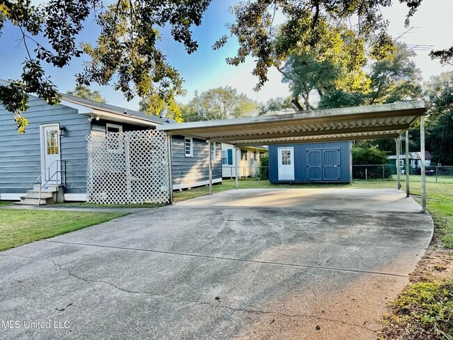 1159 E Old Pass Rd in Long Beach, MS - Foto de edificio - Building Photo