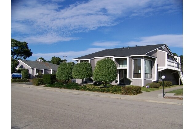 9490 Avonne Ave in San Simeon, CA - Foto de edificio - Building Photo